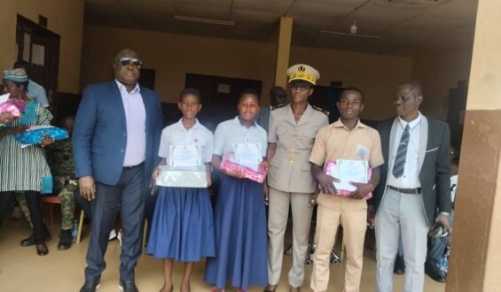 Journée de l&rsquo;Excellence à Assuefry : Yoboua Kouabenan Ceverin récompense les meilleurs élèves de la commune