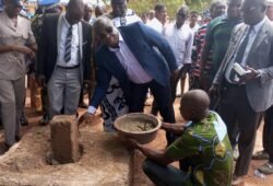 Lycée Municipal d&rsquo;Assuefry : Première Pierre de la Clôture Posée par le Maire Yoboua Kouabenan Cévérin