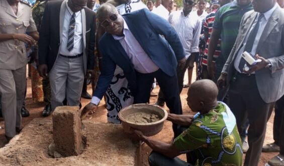 Lycée Municipal d&rsquo;Assuefry : Première Pierre de la Clôture Posée par le Maire Yoboua Kouabenan Cévérin