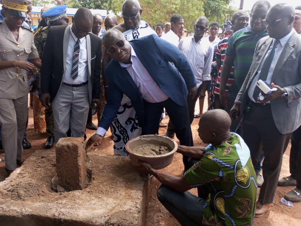 Lycée Municipal d&rsquo;Assuefry : Première Pierre de la Clôture Posée par le Maire Yoboua Kouabenan Cévérin