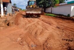 Le maire Yoboua Kouabenan Ceverin lance le reprofilage des voies à Assuefry pour améliorer la mobilité