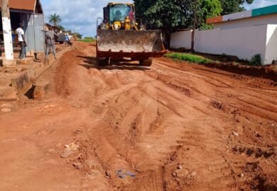 Le maire Yoboua Kouabenan Ceverin lance le reprofilage des voies à Assuefry pour améliorer la mobilité