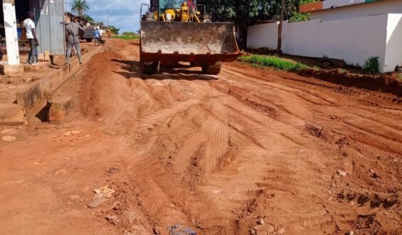 Le maire Yoboua Kouabenan Ceverin lance le reprofilage des voies à Assuefry pour améliorer la mobilité