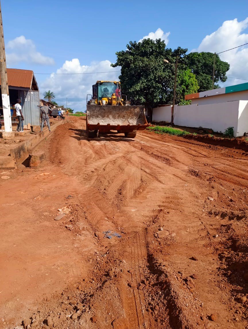 Le maire Yoboua Kouabenan Ceverin lance le reprofilage des voies à Assuefry pour améliorer la mobilité
